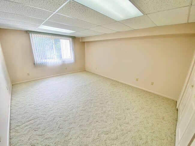 Building Photo - 3 Bedroom 2.5 Bathroom Condo in Williston
