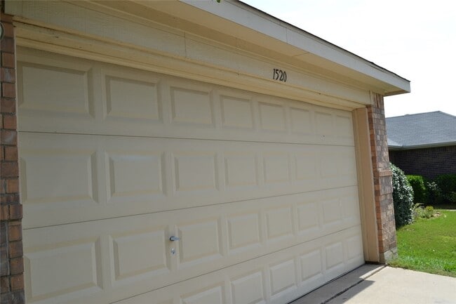 Building Photo - 1520 Carrigan Ln