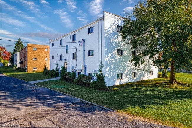 Building Photo - 1673 Southbend Dr