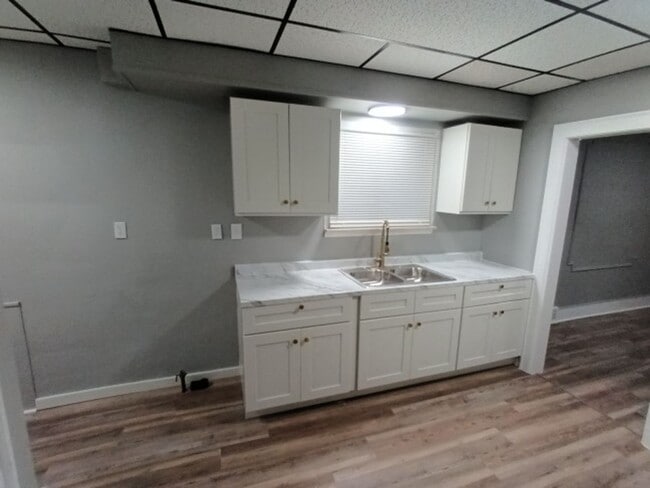 Building Photo - Charming 3 bedroom/1.5 bath Brick Home - Now Available!