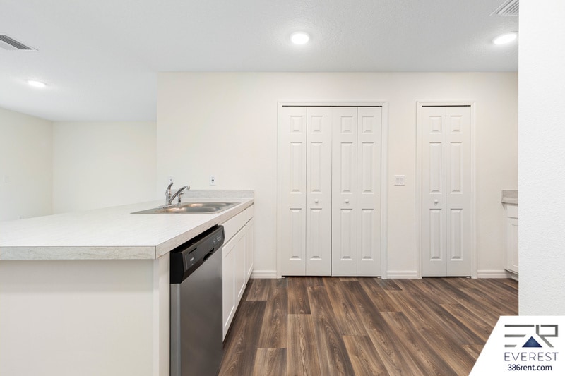Building Photo - 9 Roxland Ln