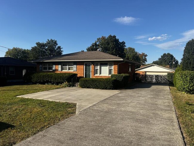 Building Photo - 6005 Applegate Ln