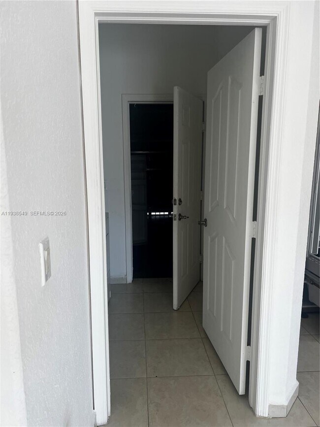 Building Photo - 1304 SE 7th Ct