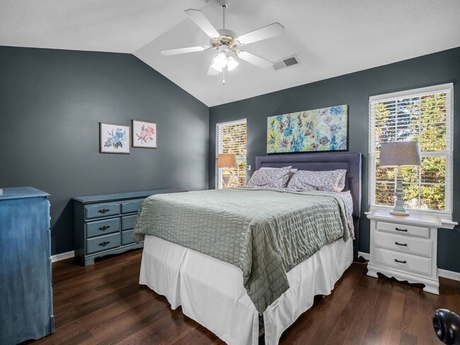 Building Photo - Cute- two bedroom townhome