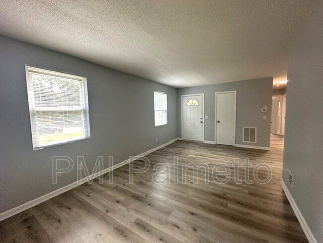 Building Photo - 216 Saddlefield Rd
