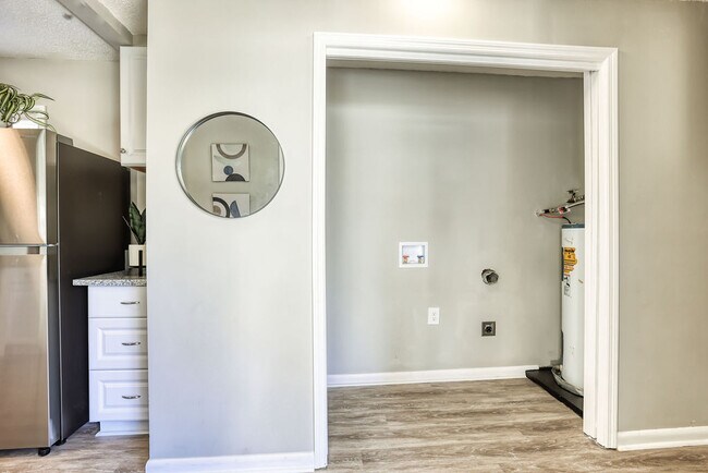 Building Photo - 2210 N Fernwood Dr