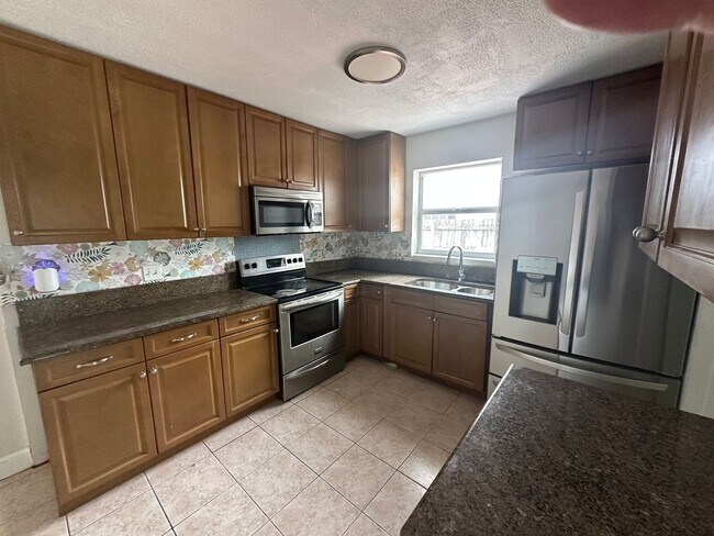 Building Photo - Come see this beautiful 4/2 single family ...