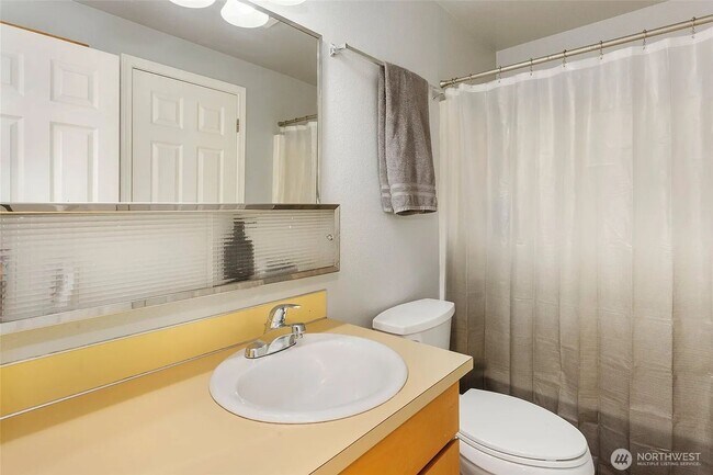 Building Photo - Beautiful Puyallup Duplex with Large Yard ...