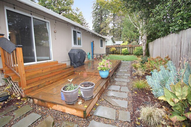 Building Photo - Updated 3 Bed/2 Bath Milwaukie Ranch Home Set On A Gorgeous Lot