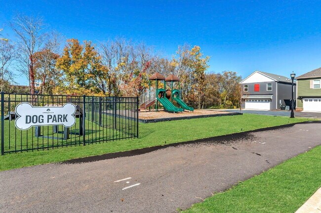 Building Photo - Like-New Modern Townhome Near Dining, Shopping, Trails & Old Hickory Lake