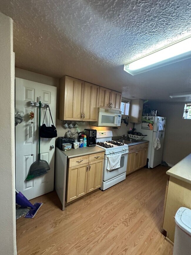 Building Photo - Charming basement apartment