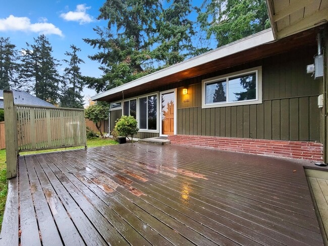 Building Photo - Cozy rambler with large outdoor space!!!