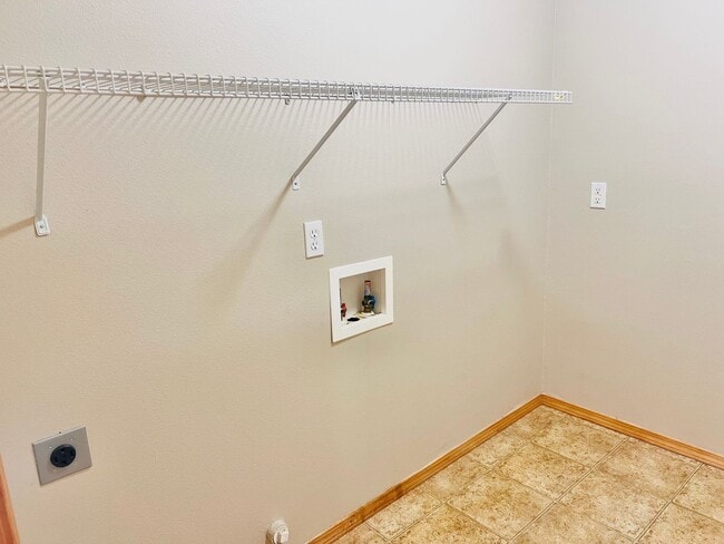 Building Photo - Enormous 4 Bed 2.5Bath + Bonus Room Great Lacey Neighborhood