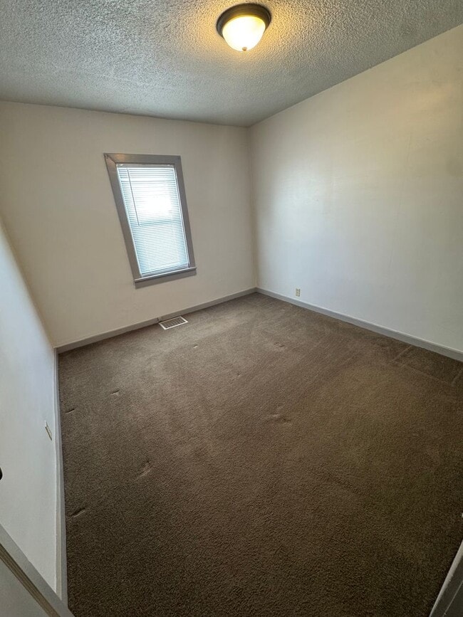 Building Photo - Main level house available for rent