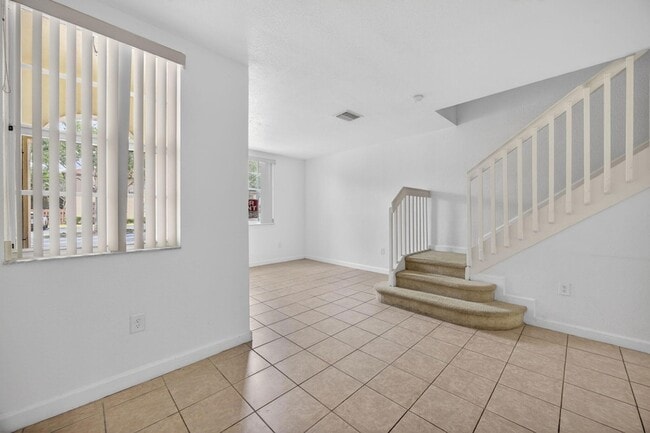 Building Photo - 1575 NE 33rd Ave