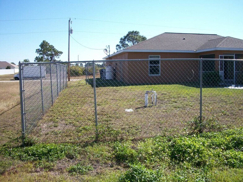 Building Photo - 4124 NE 8th Pl