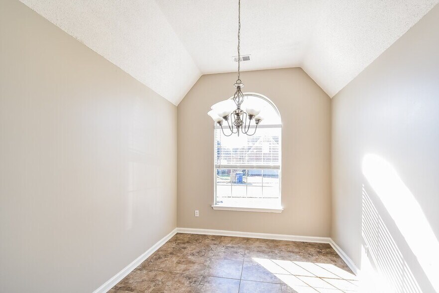 Building Photo - 7862 Fallstone Rd