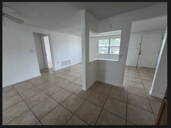 Building Photo - Must See -  3-bedroom, 1-bath single family home with fenced in yard in Port Richey