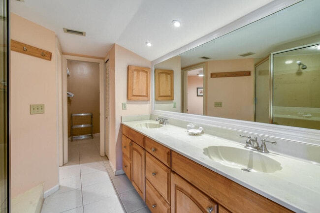 Building Photo - 28 Uno Lago Dr