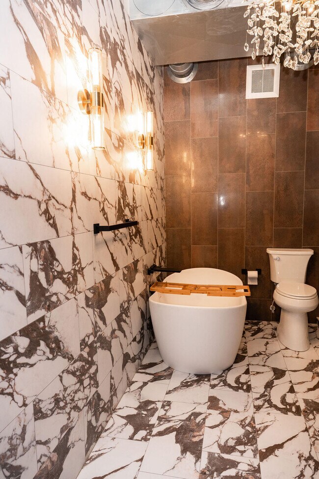 Building Photo - 275 S Limestone