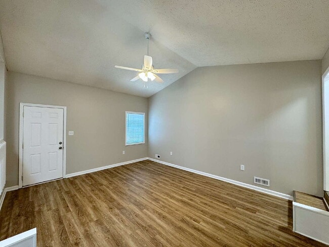Building Photo - Beautiful Three Bedroom Home!