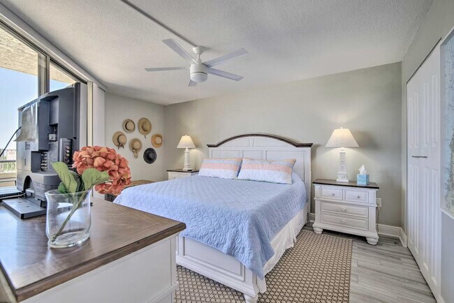 Building Photo - 6105 Sea Ranch Dr