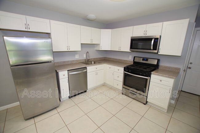 Building Photo - 5 Calumet Dr