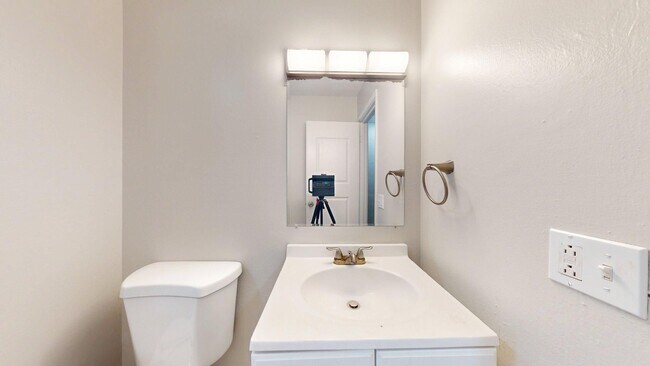 Building Photo - Elyria - updated 3 bed/1 bath townhouses for rent!