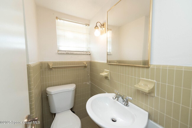 Building Photo - 2511 Country Club Dr