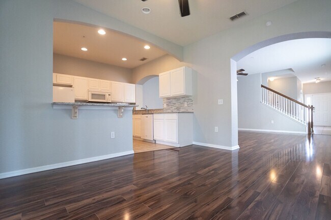 Building Photo - Beautiful 3/2.5 Townhome in gated communit...