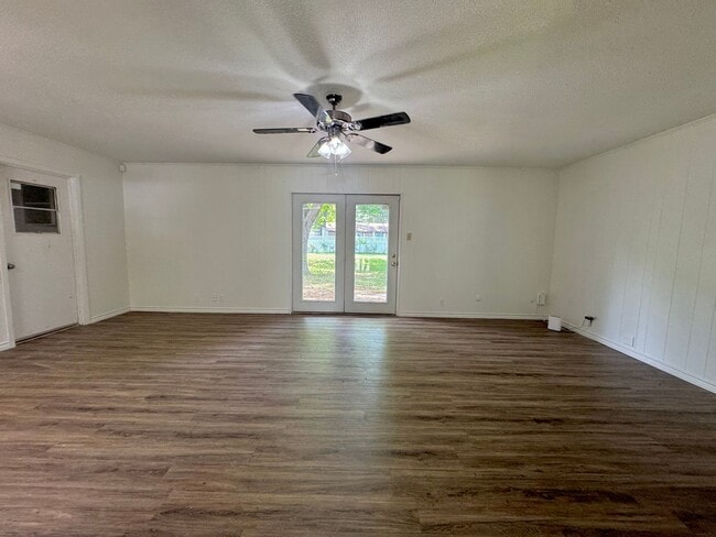 Building Photo - Available Now! For Rent – Charming 3BR/2BA Home in Pleasant Grove School District