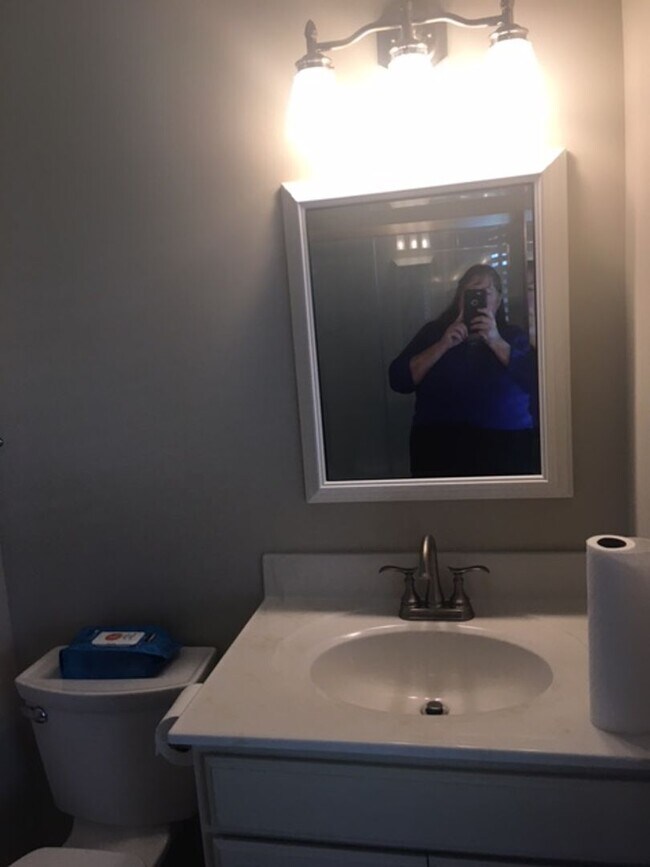 Building Photo - Kentucky mansion overlooking horse farm with stunning views    260308