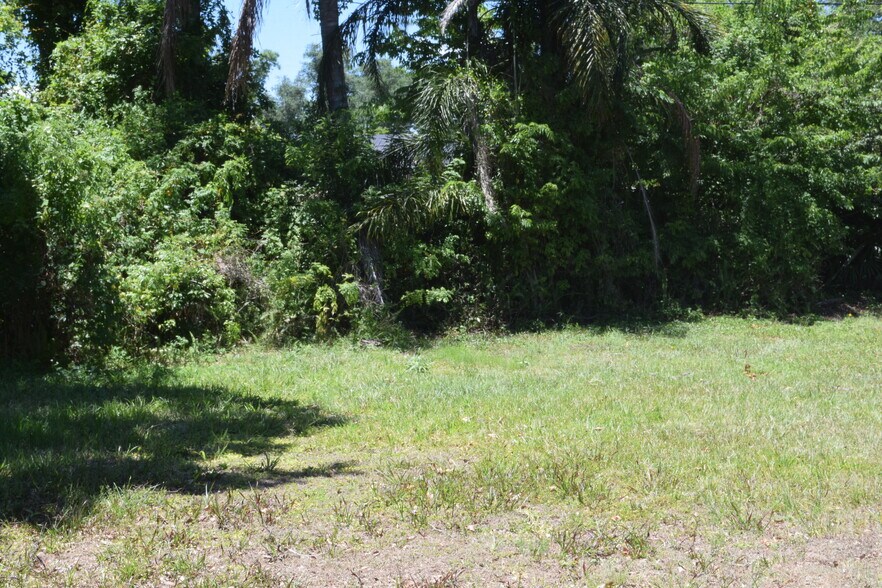 Building Photo - 8114 Meadowglen Dr