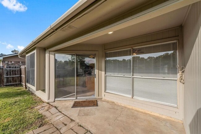 Building Photo - 16970 Mockingbird Ct