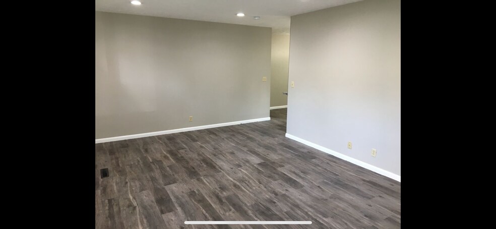 Building Photo - 4905 Cresthaven Dr