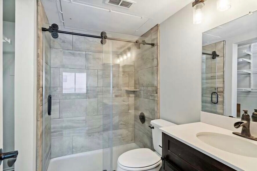 Building Photo - 2311 Balsam Dr