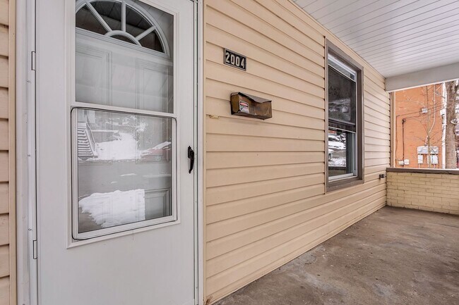 Building Photo - Newly Renovated 4 Bedroom Home in West Lib...