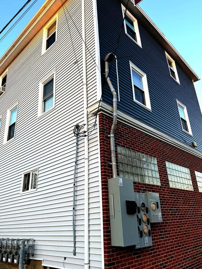 Building Photo - 508 Elm St