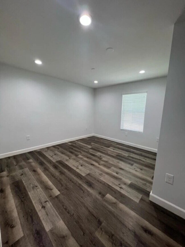 Interior Photo - 8730-8744 S FIGUEROA ST