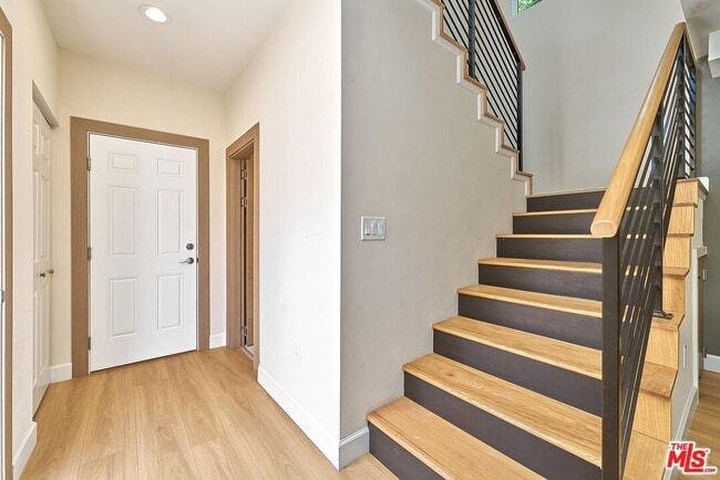 Building Photo - 823 Lorraine Blvd