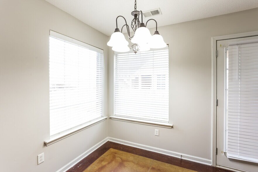 Building Photo - 3044 Magnolia Dr