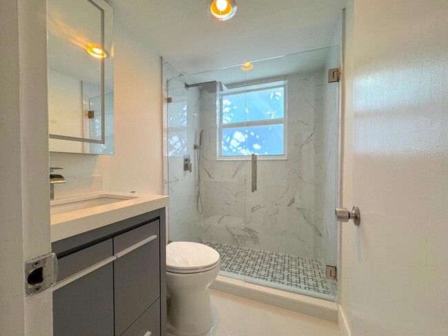 Building Photo - 2815 NE 33rd Ave