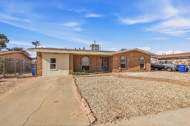 Building Photo - 3 bed 2 bath house with a studio
