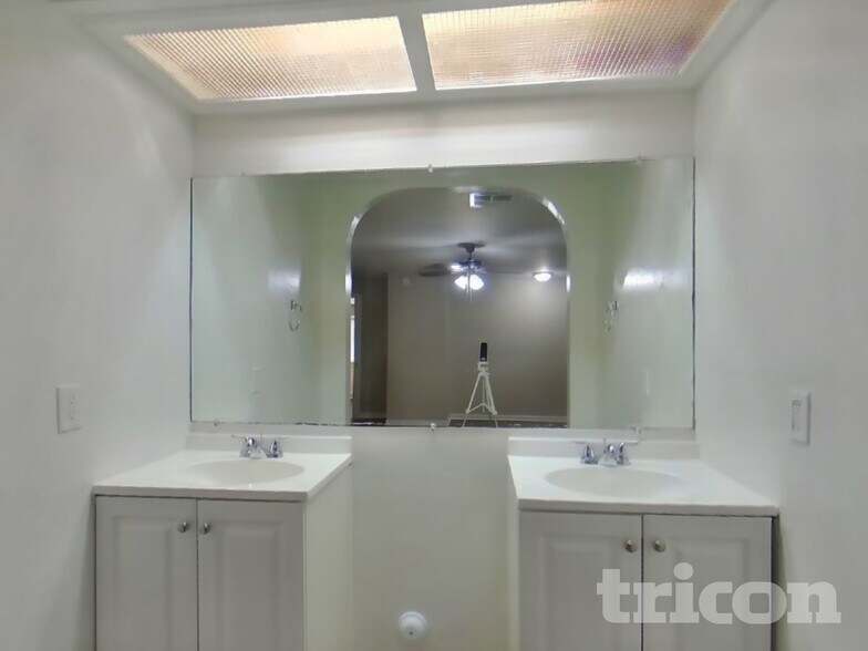 Building Photo - 13601 N 41st St