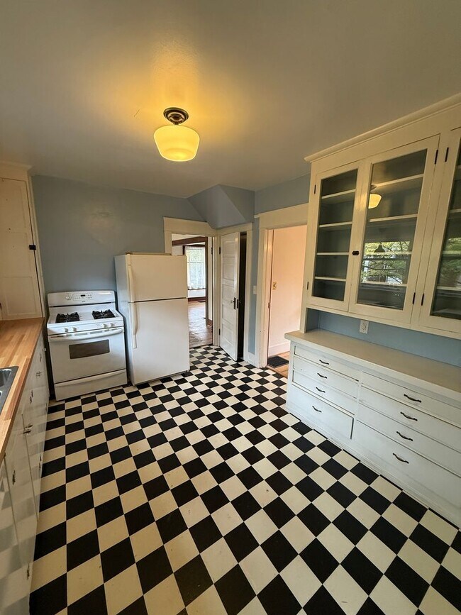 Building Photo - Charming Sellwood Gem in the Heart of SE P...