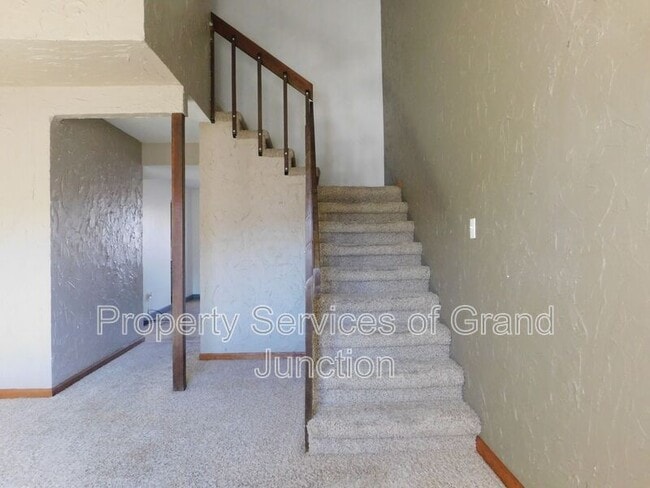 Building Photo - 2338 1/2 Rattlesnake Court