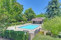 Building Photo - Prime location near downtown, airport, din...