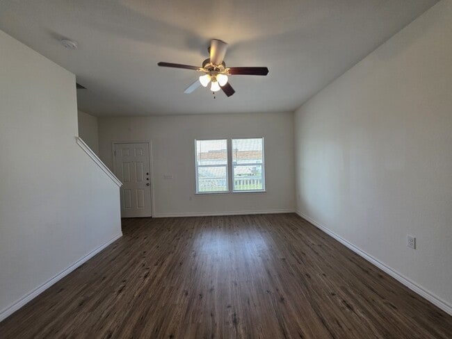 Building Photo - 4-Bed 2 Bath 2 Car Garage-Available July f...