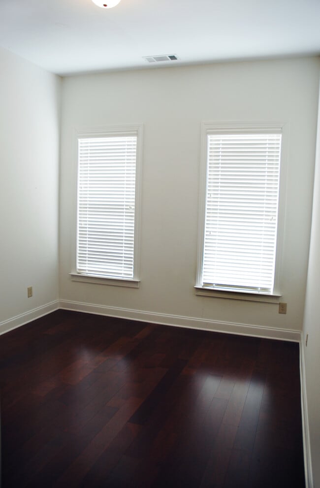 Building Photo - 475 Bartram St SE