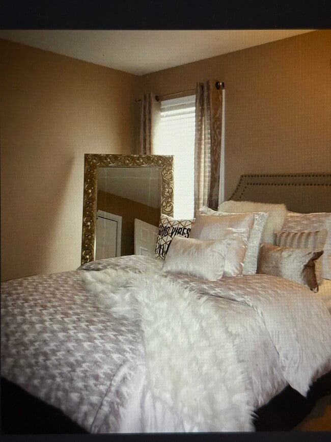 Building Photo - 11217 North Oakwood Drive